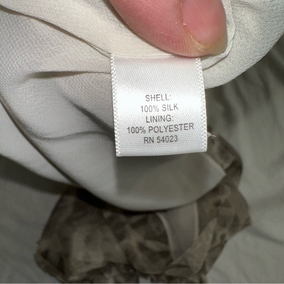 Banana Republic Gray Smocked Sleeveless 100% silk Top - Picture 2 of 7